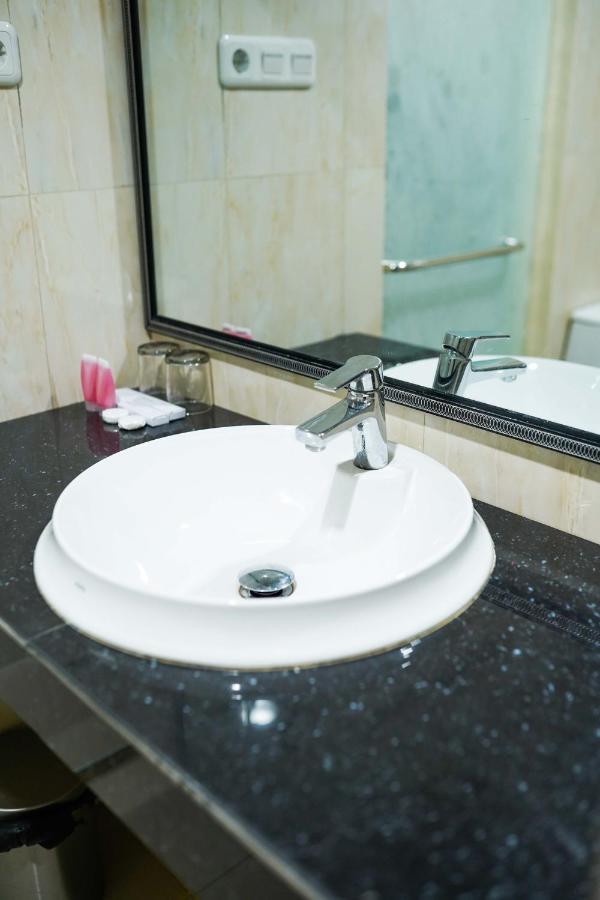 Grand Buana Lestari Hotel Паданг Екстериор снимка